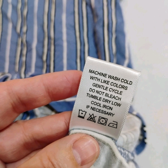 Elegant Women's Blue Striped Top - Picture 4 of 7